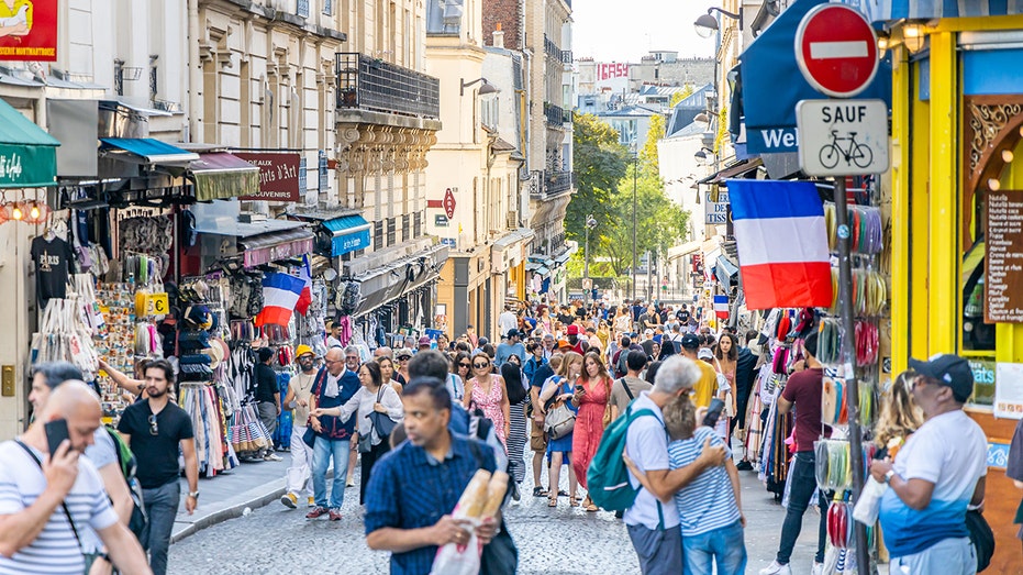 Tourists face dangerous 'crush-and-grab' pickpocket schemes in major city Melbourne School